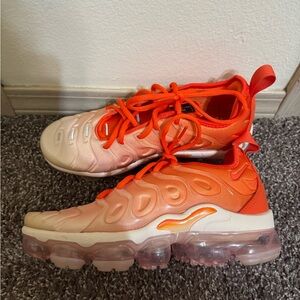 orange hombre nike air vapor max plus, light pink bottom grips.
